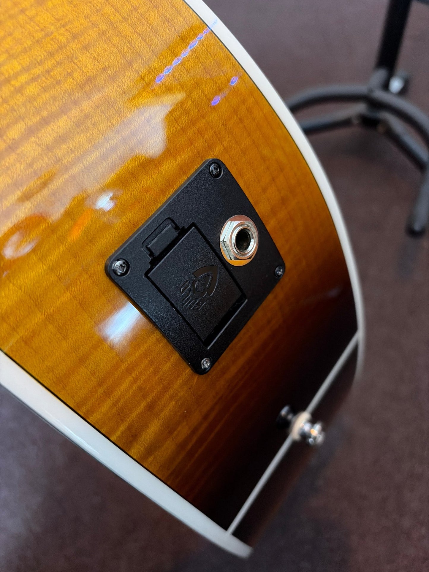 Guild F - 250E Deluxe Jumbo Acoustic Guitar Guild Westerngitarre Roadhouse Vintage Vibes