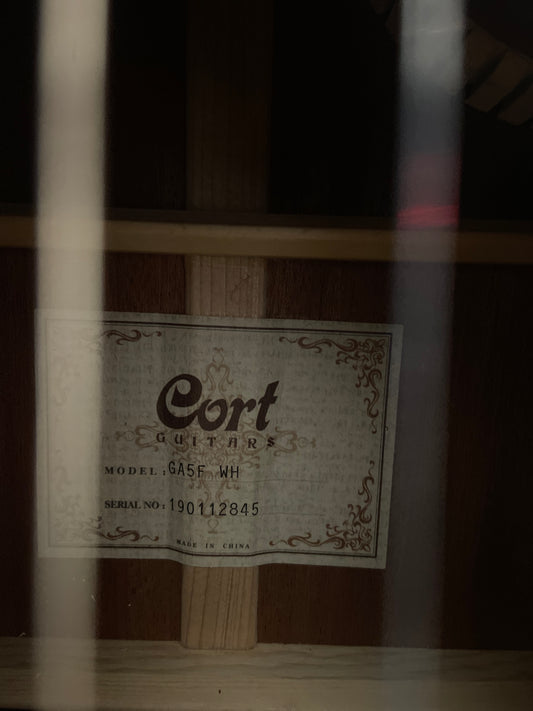 Cort GA5F-WH Westerngitarre