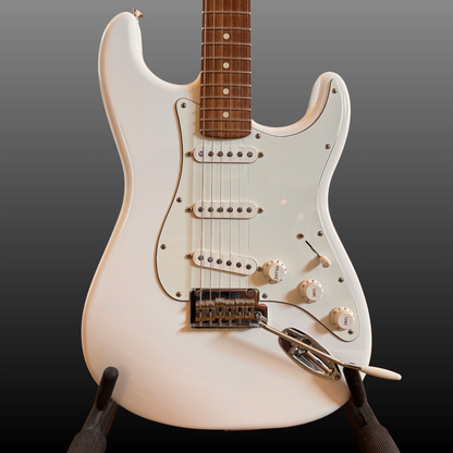 Fender Stratocaster Player (Polar White, Pau Ferro Fingerboard)