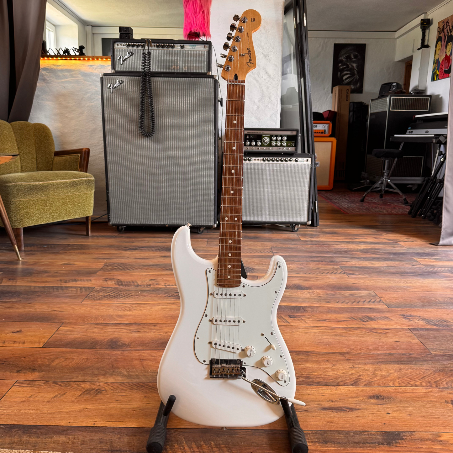 Fender Stratocaster Player (Polar White, Pau Ferro Fingerboard)