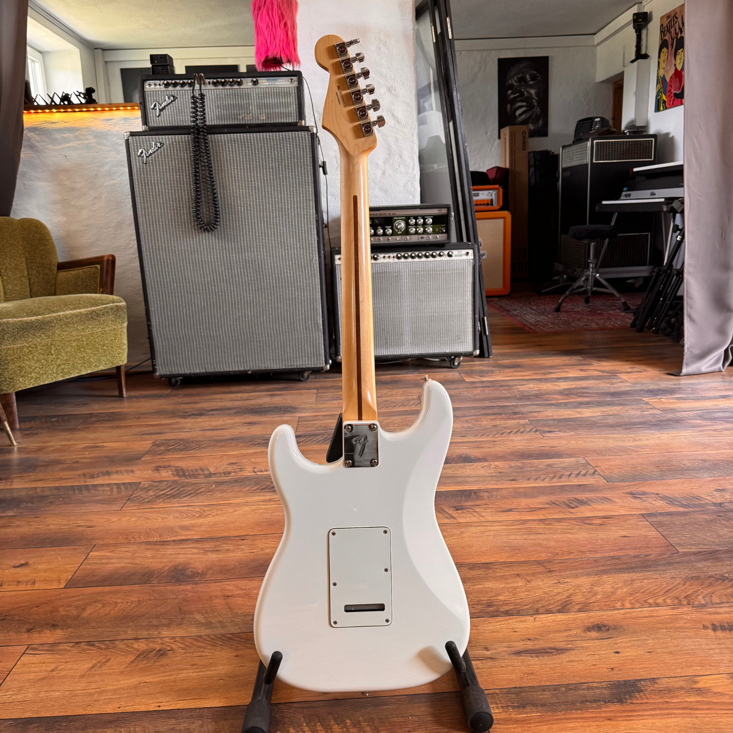 Fender Stratocaster Player (Polar White, Pau Ferro Fingerboard)