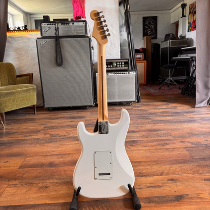 Fender Stratocaster Player (Polar White, Pau Ferro Fingerboard)