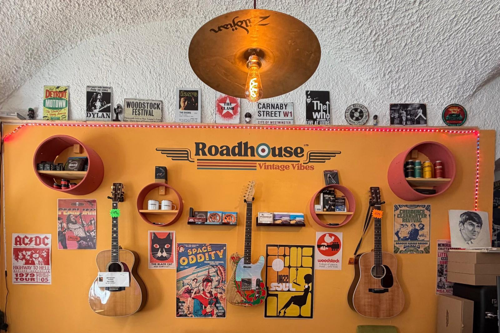 Foto Store innen Tresen mit Vintage Gitarren und Vintage Deko