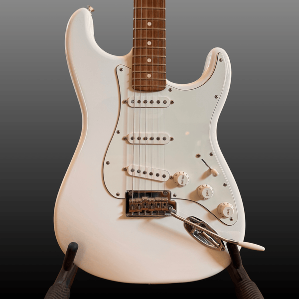 Fender Stratocaster Player (Polar White, Pau Ferro Fingerboard)