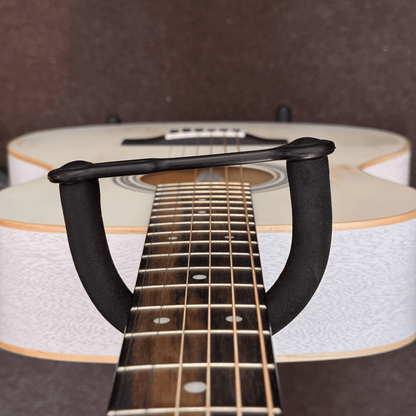 Sigma OMME WH Aged AE Westerngitarre Weiß Sigma Akustik Gitarre Roadhouse Vintage Vibes