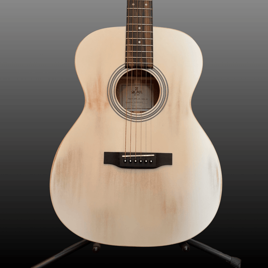 Sigma OMME WH Aged AE Westerngitarre Weiß Sigma Akustik Gitarre Roadhouse Vintage Vibes