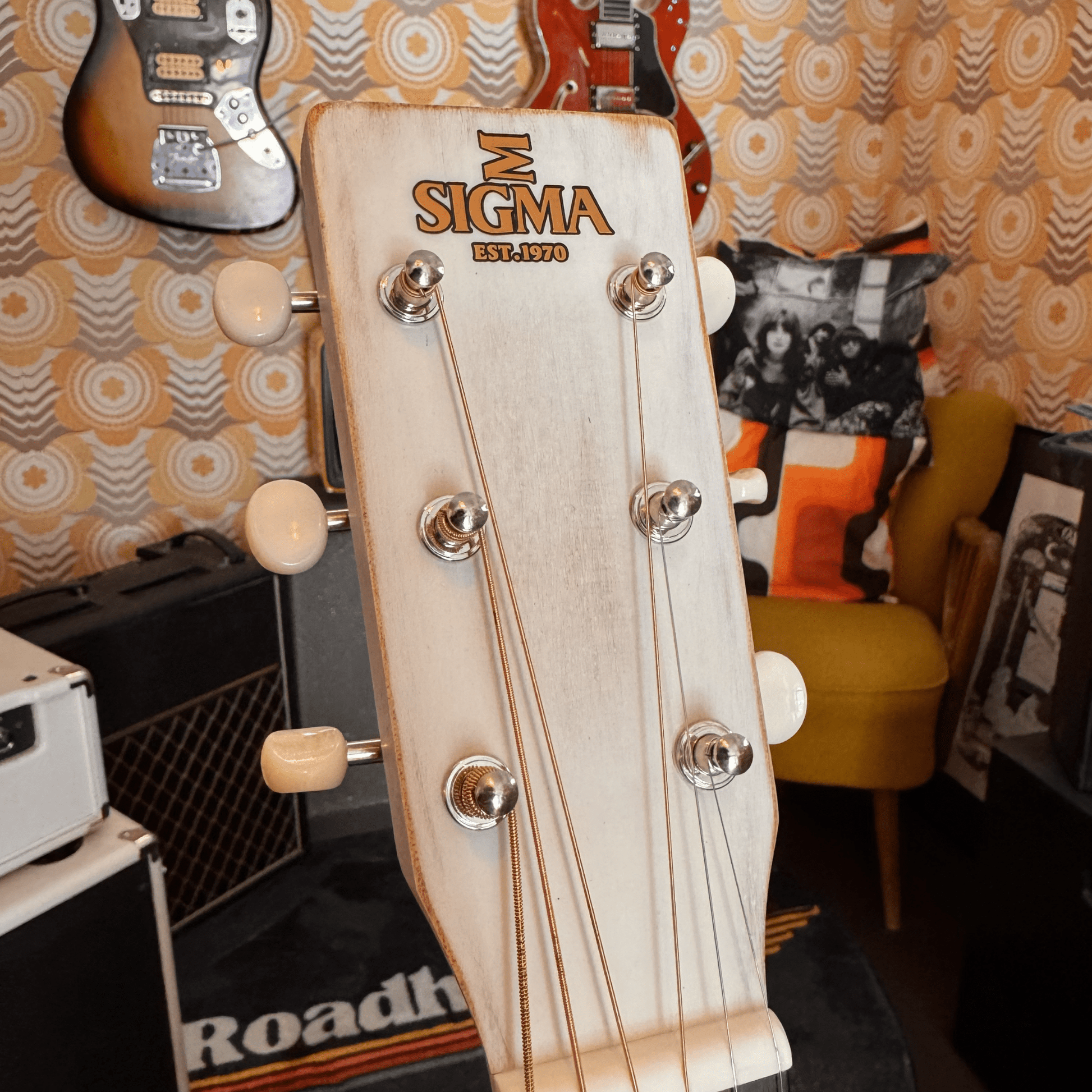 Sigma OMME WH Aged AE Westerngitarre Weiß Sigma Akustik Gitarre Roadhouse Vintage Vibes