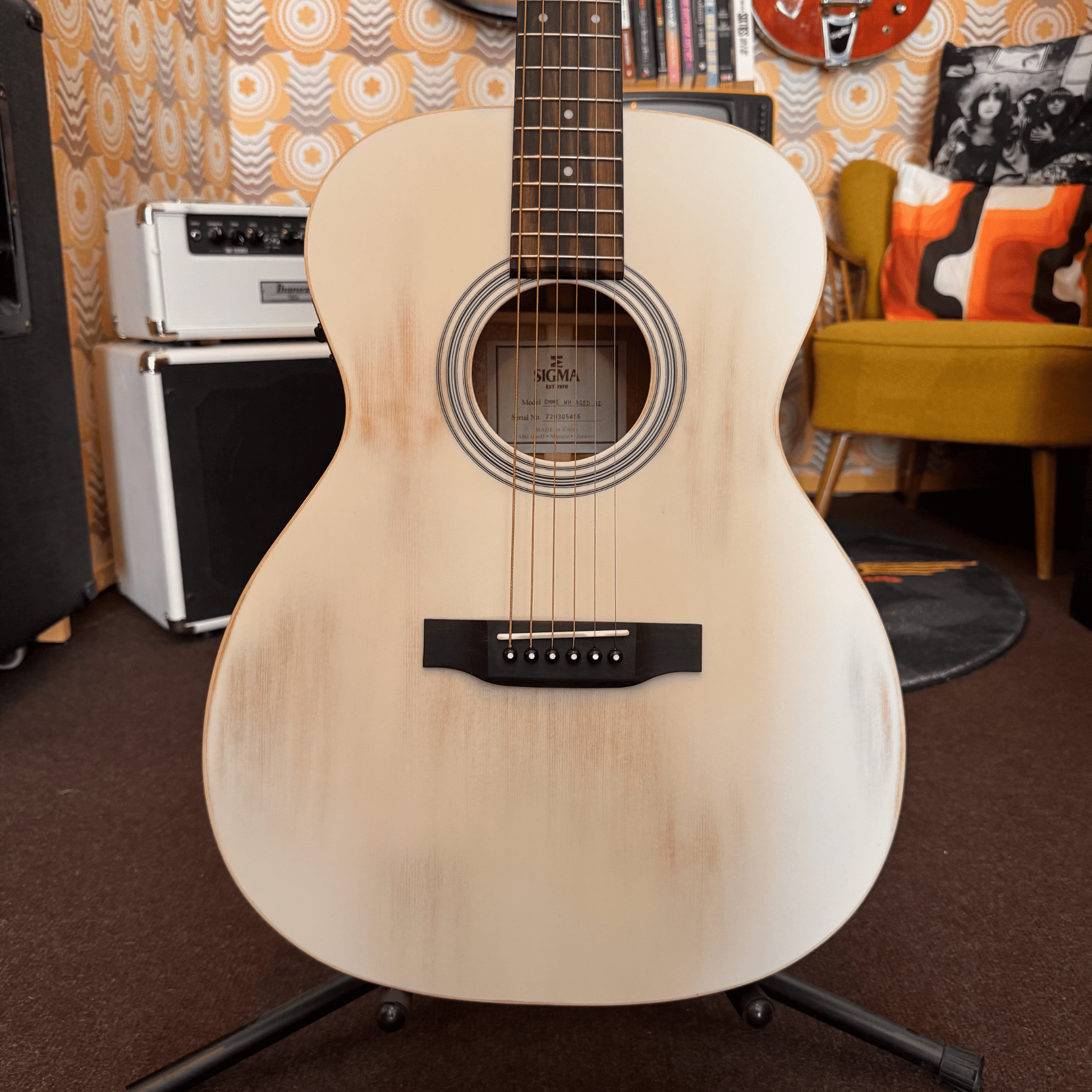Sigma OMME WH Aged AE Westerngitarre Weiß Sigma Akustik Gitarre Roadhouse Vintage Vibes