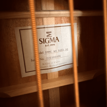 Sigma OMME WH Aged AE Westerngitarre Weiß Sigma Akustik Gitarre Roadhouse Vintage Vibes